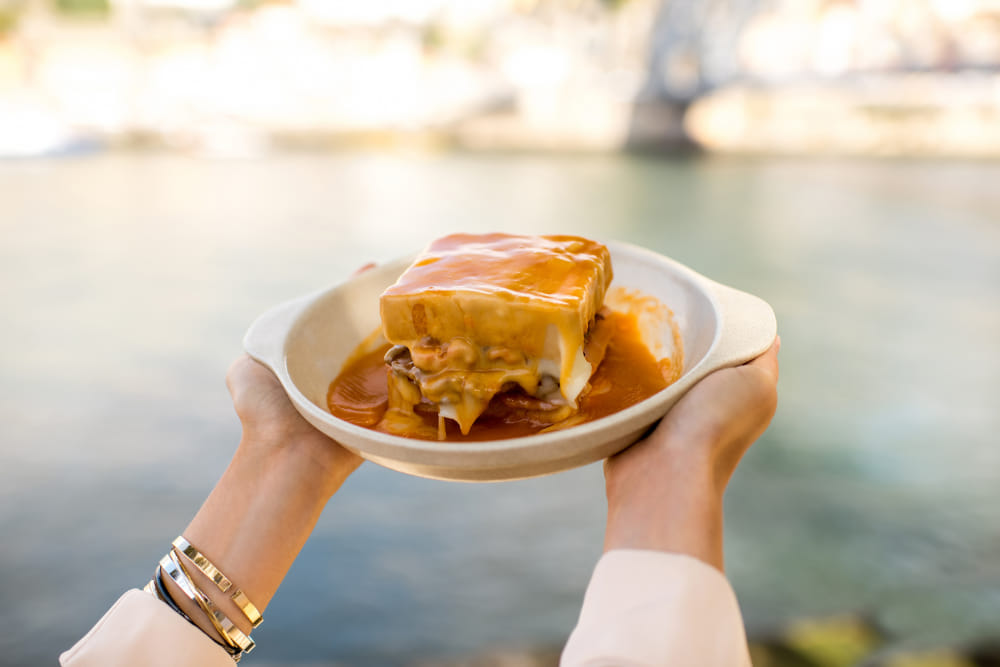 Francesinha en Oporto, Portugal