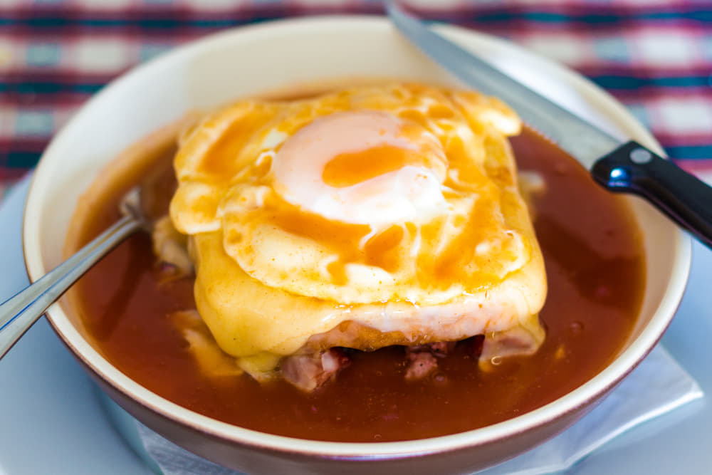 La historia de la francesinha, un icono culinario de Oporto