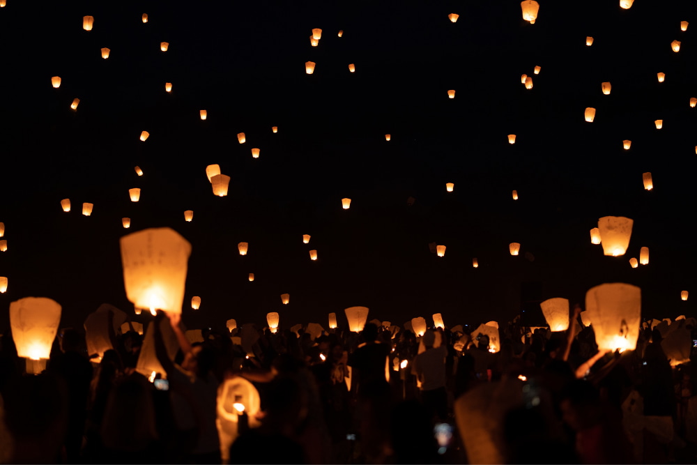 Farolillos encendidos durante las fiestas de São João.