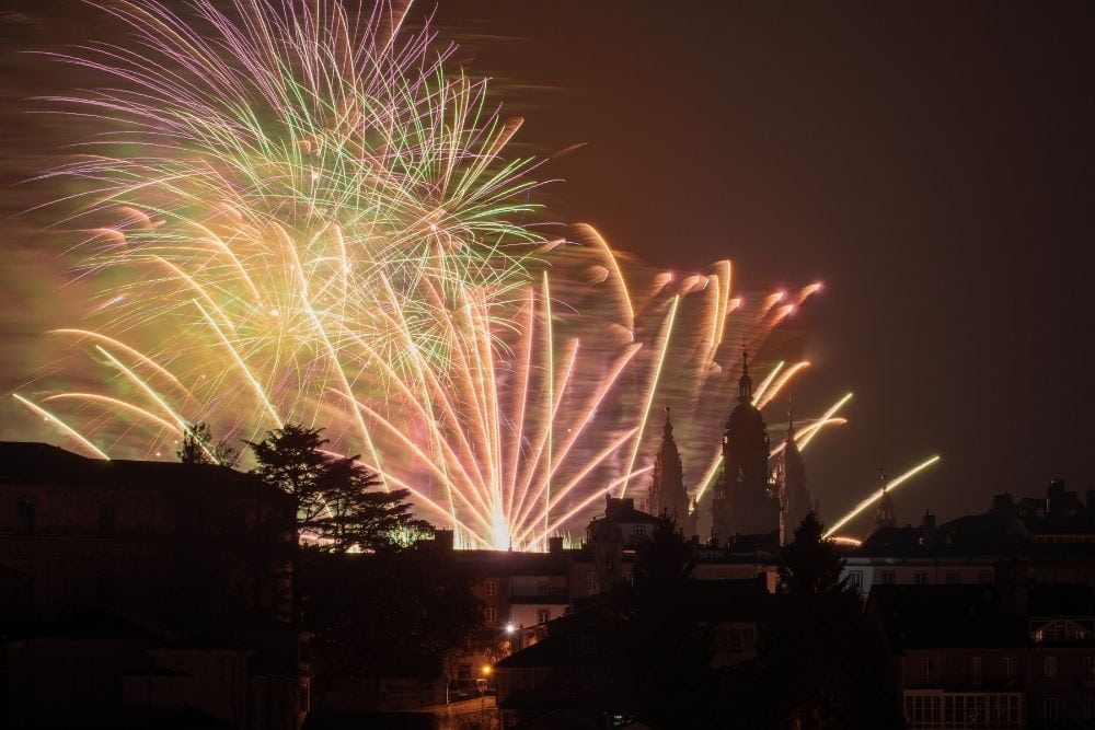 Vista desde la Alameda de los fuegos artificiales durante las Fiestas del Apóstol.